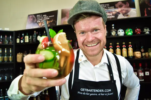 Bartender med en frisk cocktail