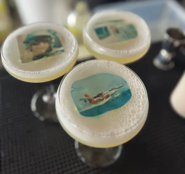 Tre cocktails med personlige billeder printet på skummet