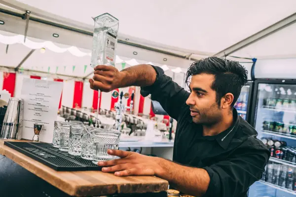 GetBartender-bartender hælder op til cocktails ved en fest