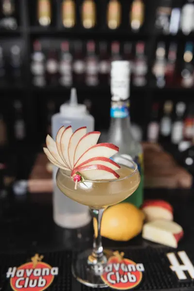 Lys cocktail med en vifte af friske æbleskiver
