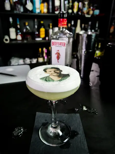 Cocktail med et personligt portræt printet på skummet