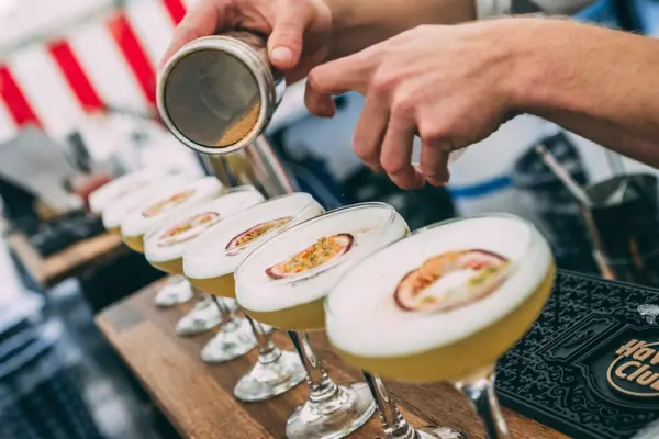 En række frisklavede cocktails
