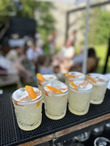 Cocktails klar til servering ved bryllup