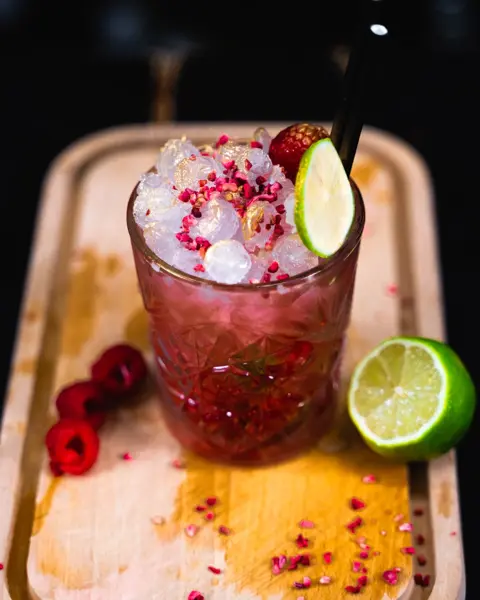 Cocktail med lime og knust is