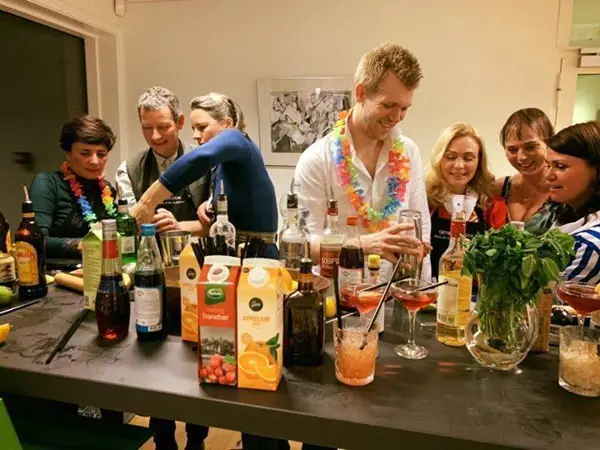 Gæster mixer cocktails sammen på et cocktailkursus