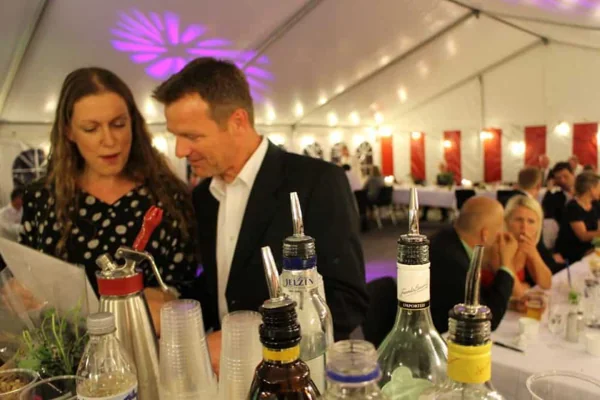 Et par vælger cocktails fra menuen ved baren